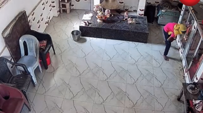 मंदिर से लड़कियों ने चुराई दानपेटी