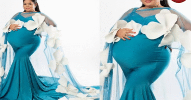 ब्लू सिल्क गाउन में कराया फोटोशूट