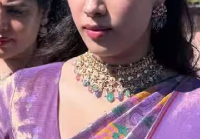 Peddi की रिलीज से पहले तिरुपति पहुंचीं Janhvi Kapoor size 9;16