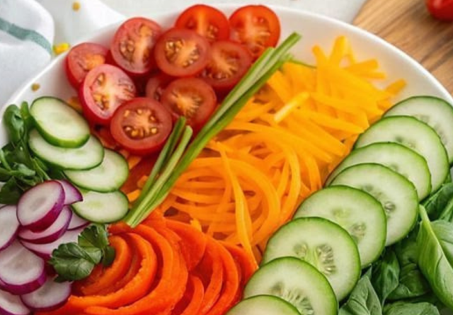 Salad Health Tips क्या आप भी जरूरत से ज्यादा सलाद खाते हैं जानें इसके फायदे और नुकसान
